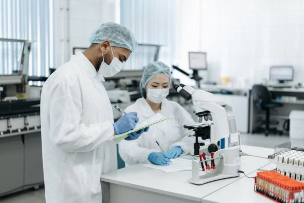 laboratory teams maintaining records for reproducibility